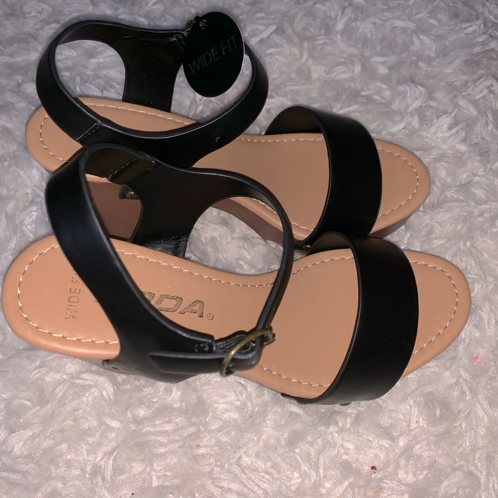 BNWT!! Soda Chivas chunk black and wooden heels!!
